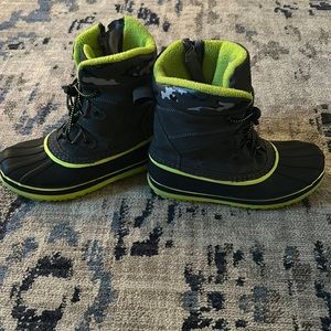 Boys size 2 Totes winter boots